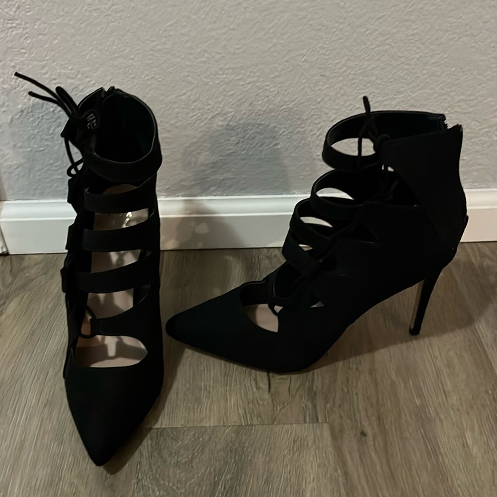 Mix No 6 Klemtu lace up 4 in heel in black. Size 10